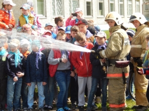 Сотрудники МЧС организовали показательное выступление для ребят, посещающих пришкольный лагерь школы №22 города Коврова